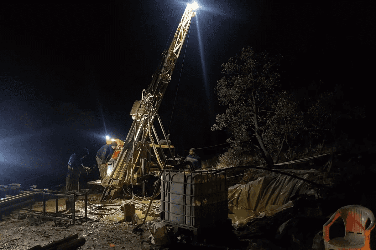 Gece vardiyasında süren sondaj çalışması