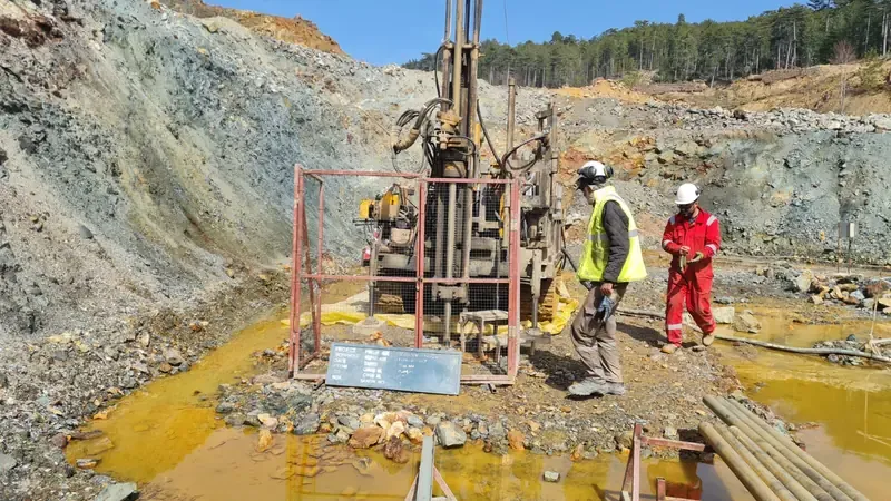 Açık ocak sahasında karotlu maden sondajı yürüten saha ekibi