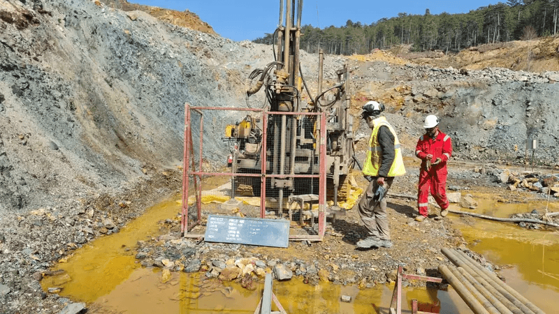Açık ocak sahasında karotlu maden sondajı yürüten saha ekibi