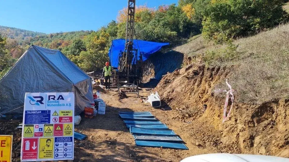 Sondaj şantiyesinde iş güvenliği tabelaları, uyarı levhaları ve çalışan ekip