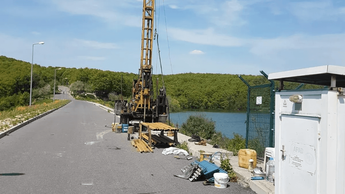 Baraj gölü kıyısında yürütülen gözlem kuyusu sondajı