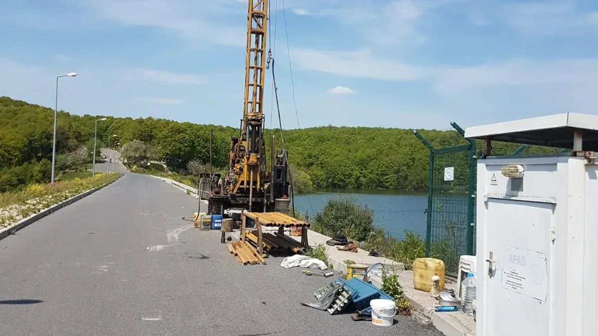 Baraj gölü kıyısında yürütülen gözlem kuyusu sondajı