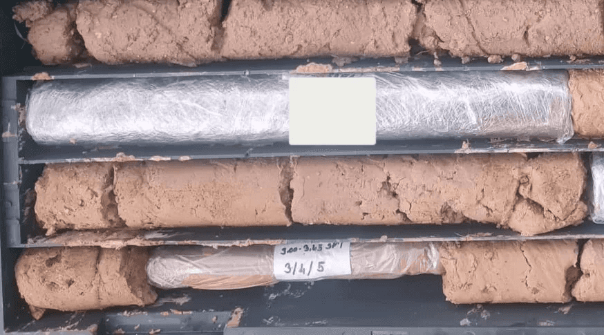 Karot sandığında dizili zemin numuneleri ve plastiğe sarılı örselenmemiş numune tüpü