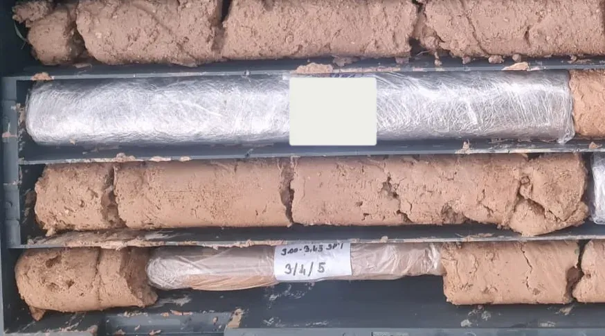Karot sandığında dizili zemin numuneleri ve plastiğe sarılı örselenmemiş numune tüpü